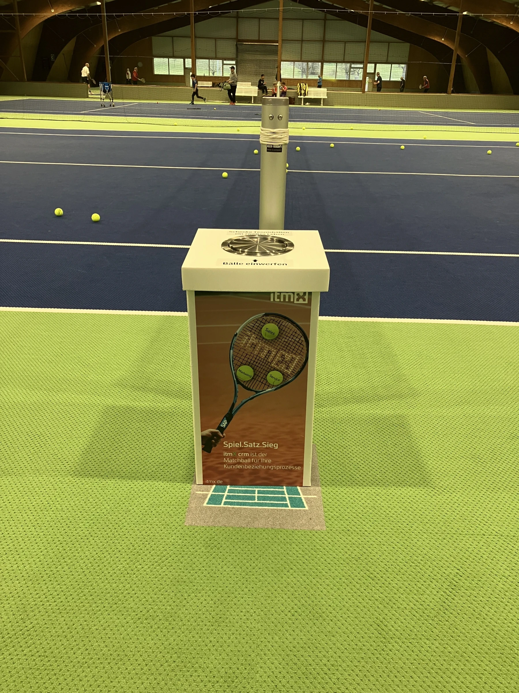 Ein Ballsammler in einer Halle