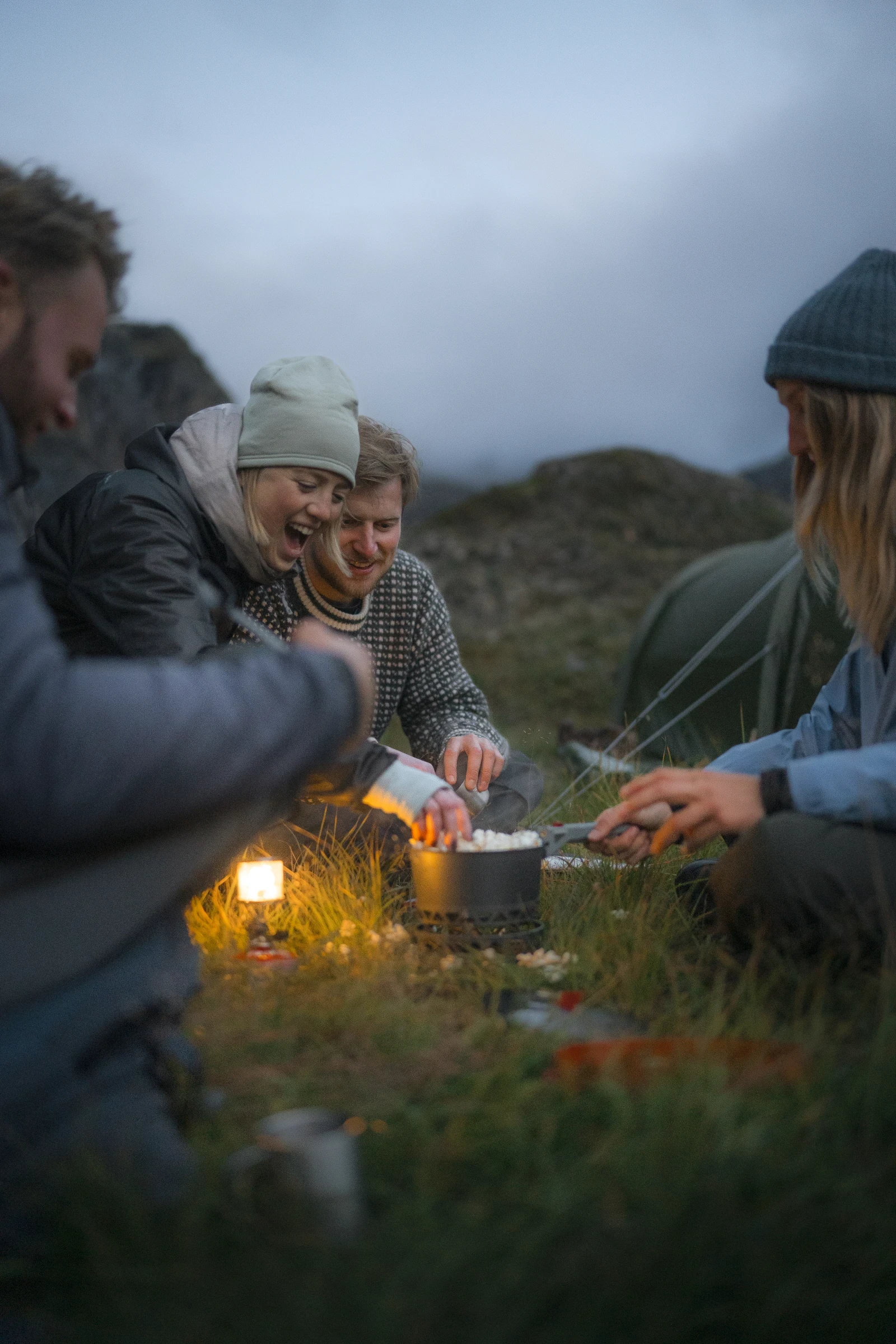 eine Gruppe beim Kochen