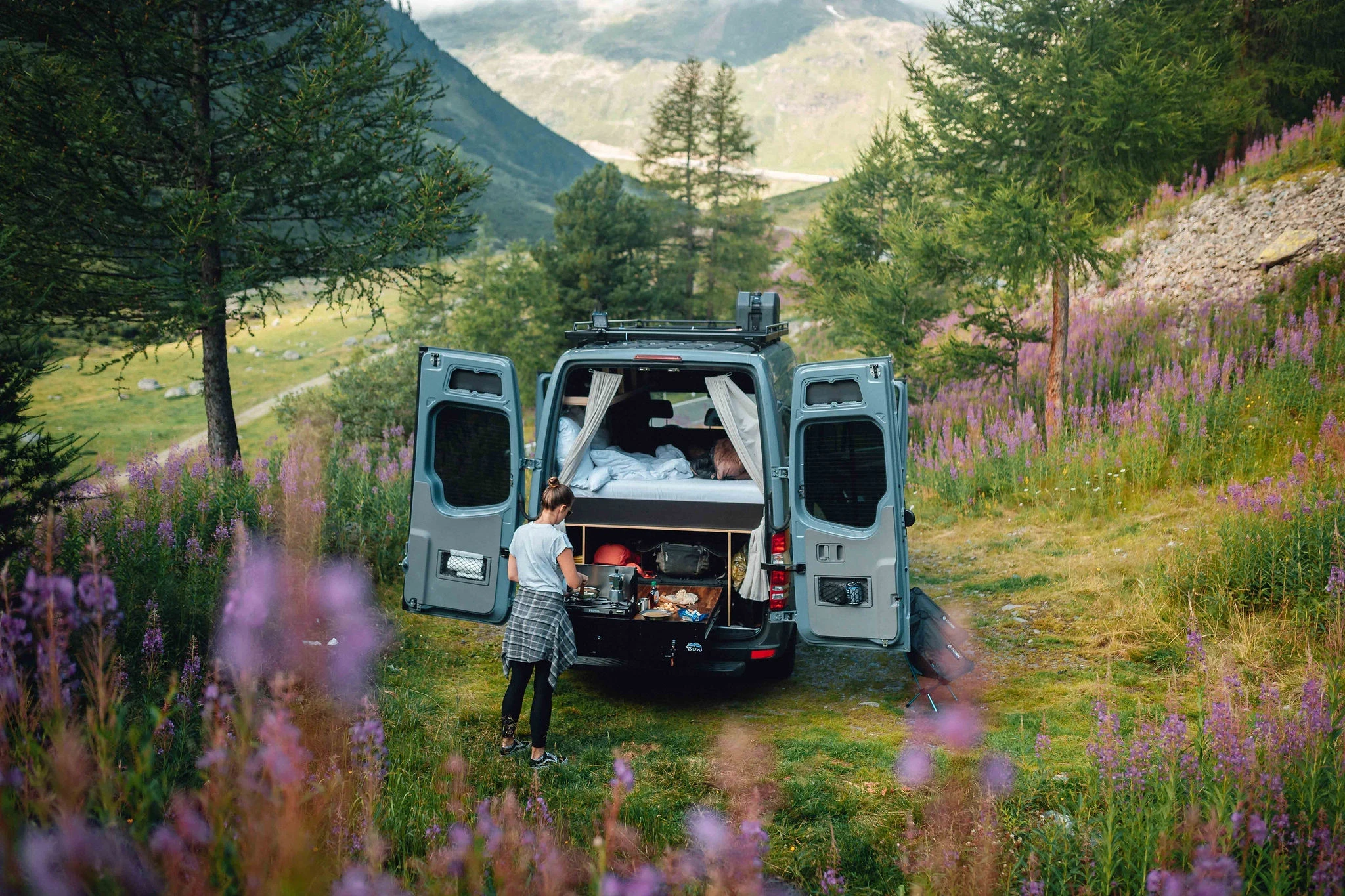 Ein Camper in der Natur