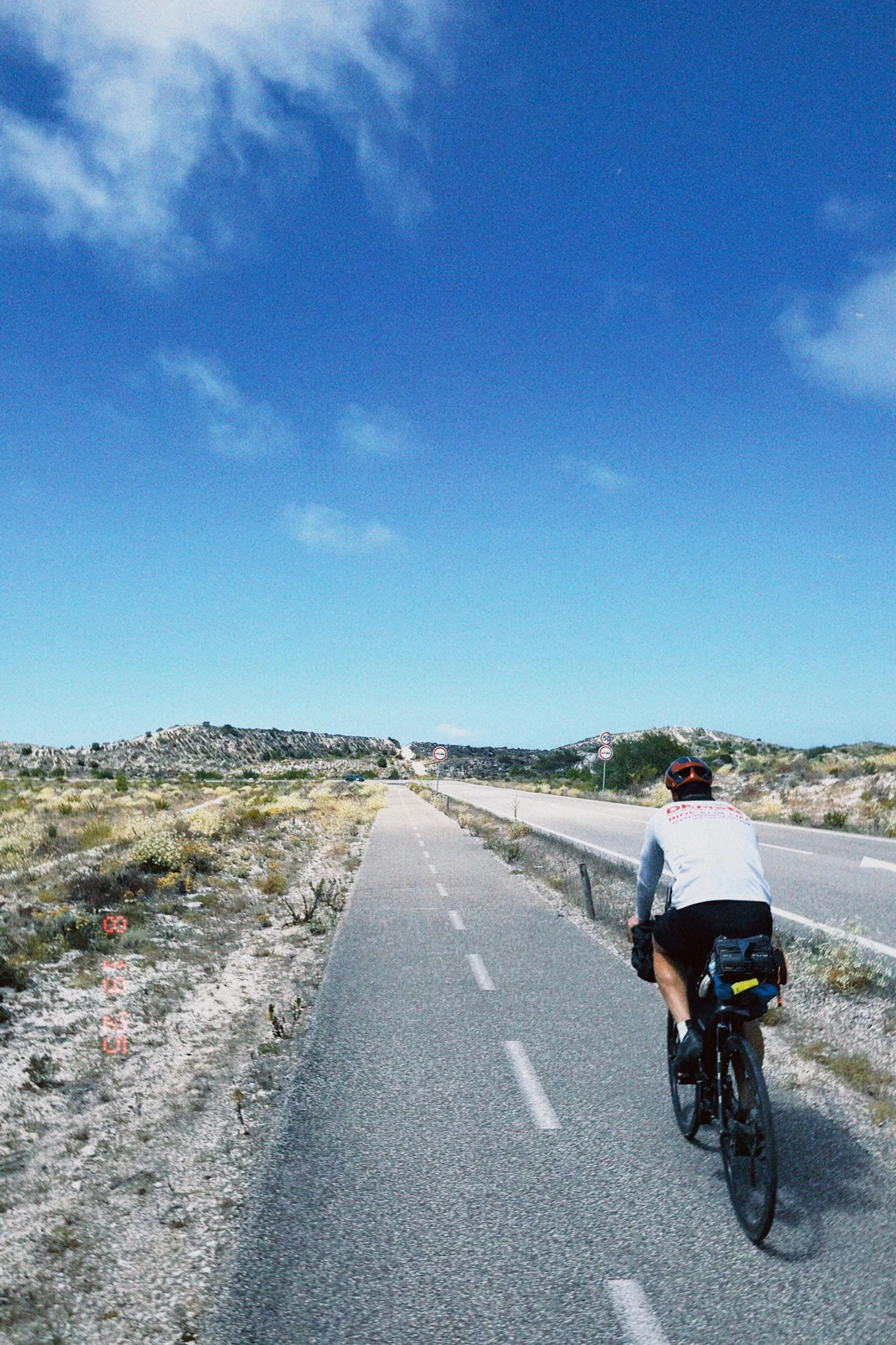 Phil auf seinem Rennrad auf einem Radweg