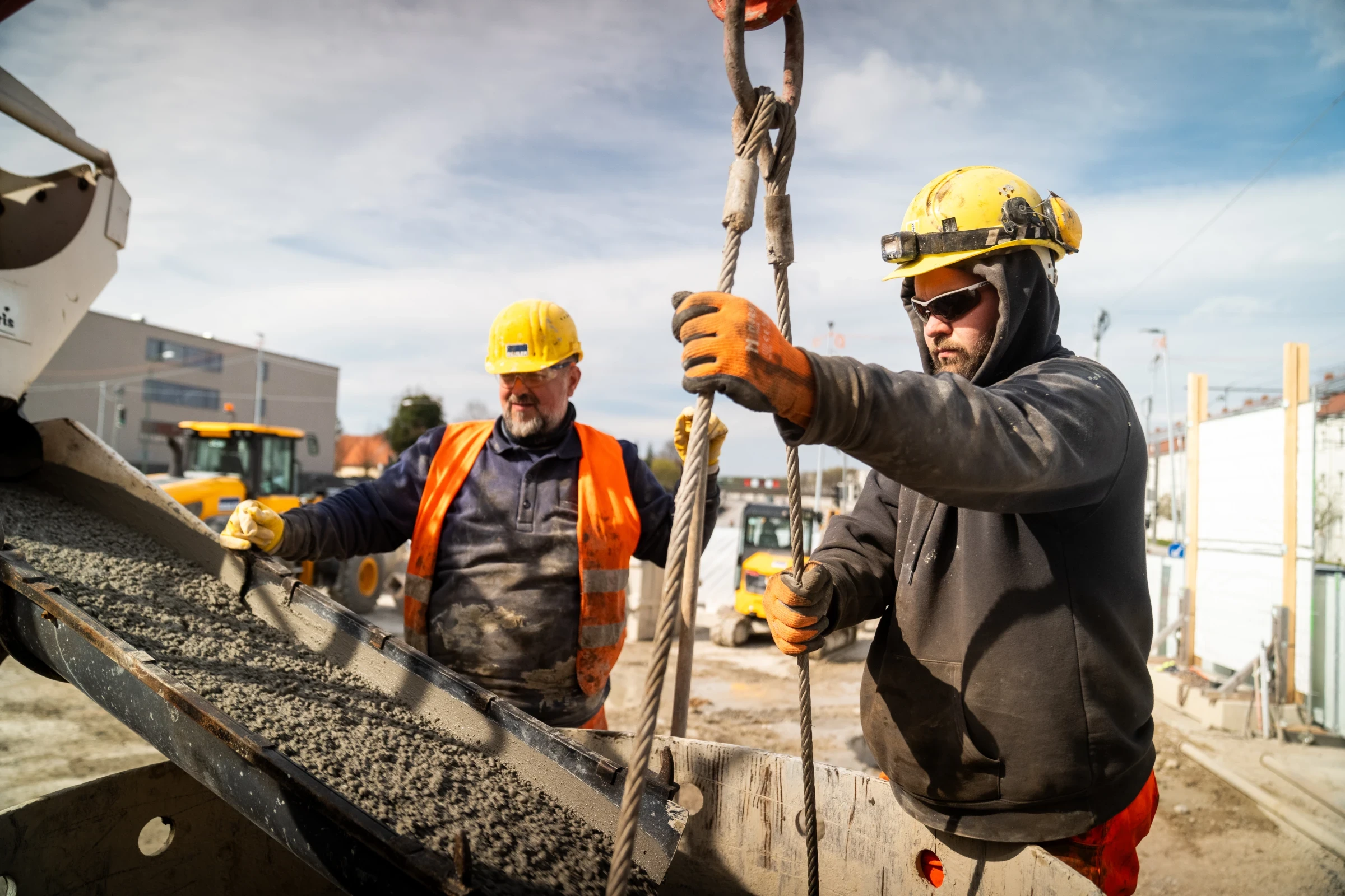 zwei Bauarbeiter bei der Arbeit