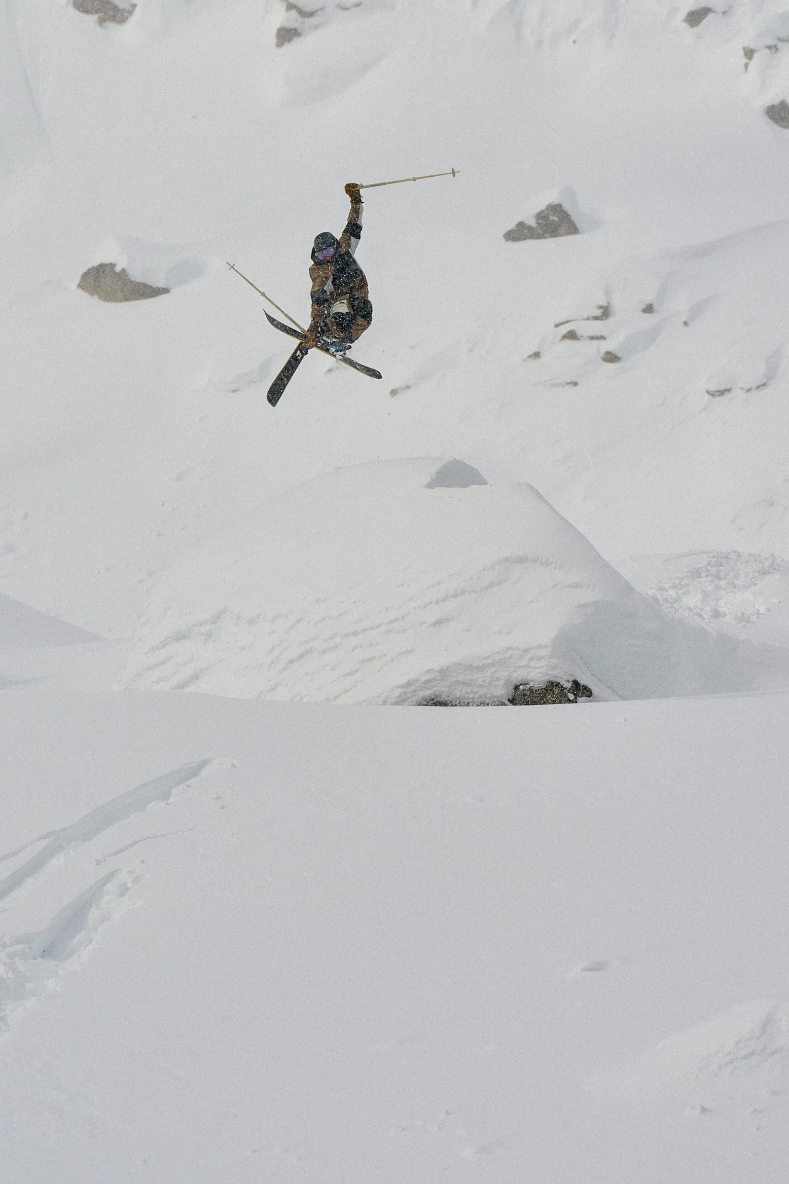 Tao springet &uuml;ber einen mit Schnee bedeckten Felsen