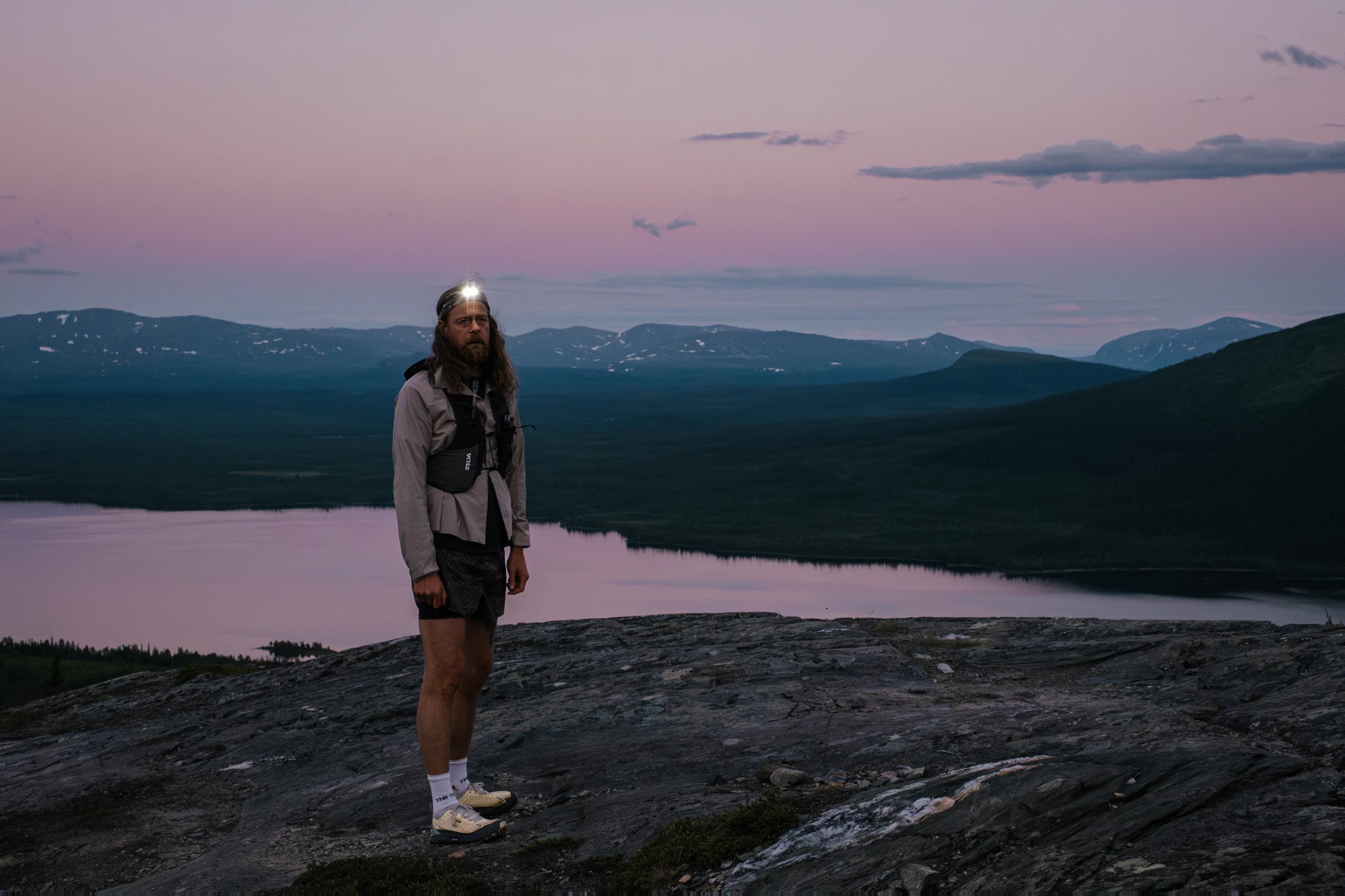 Bild von einem L&auml;ufer bei D&auml;mmerung auf einem Berg