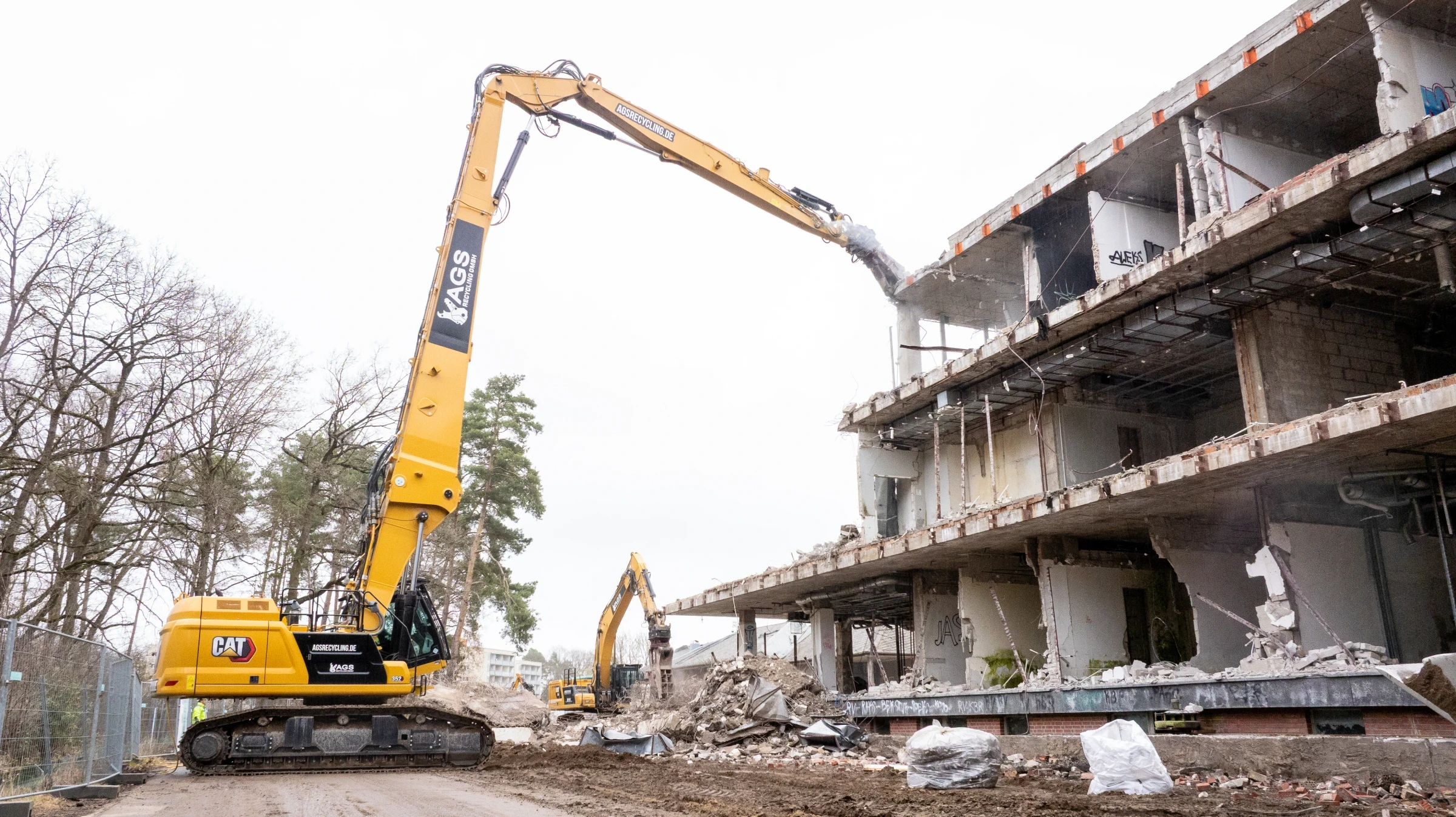 Ein Krahn der ein Haus abrei&szlig;t