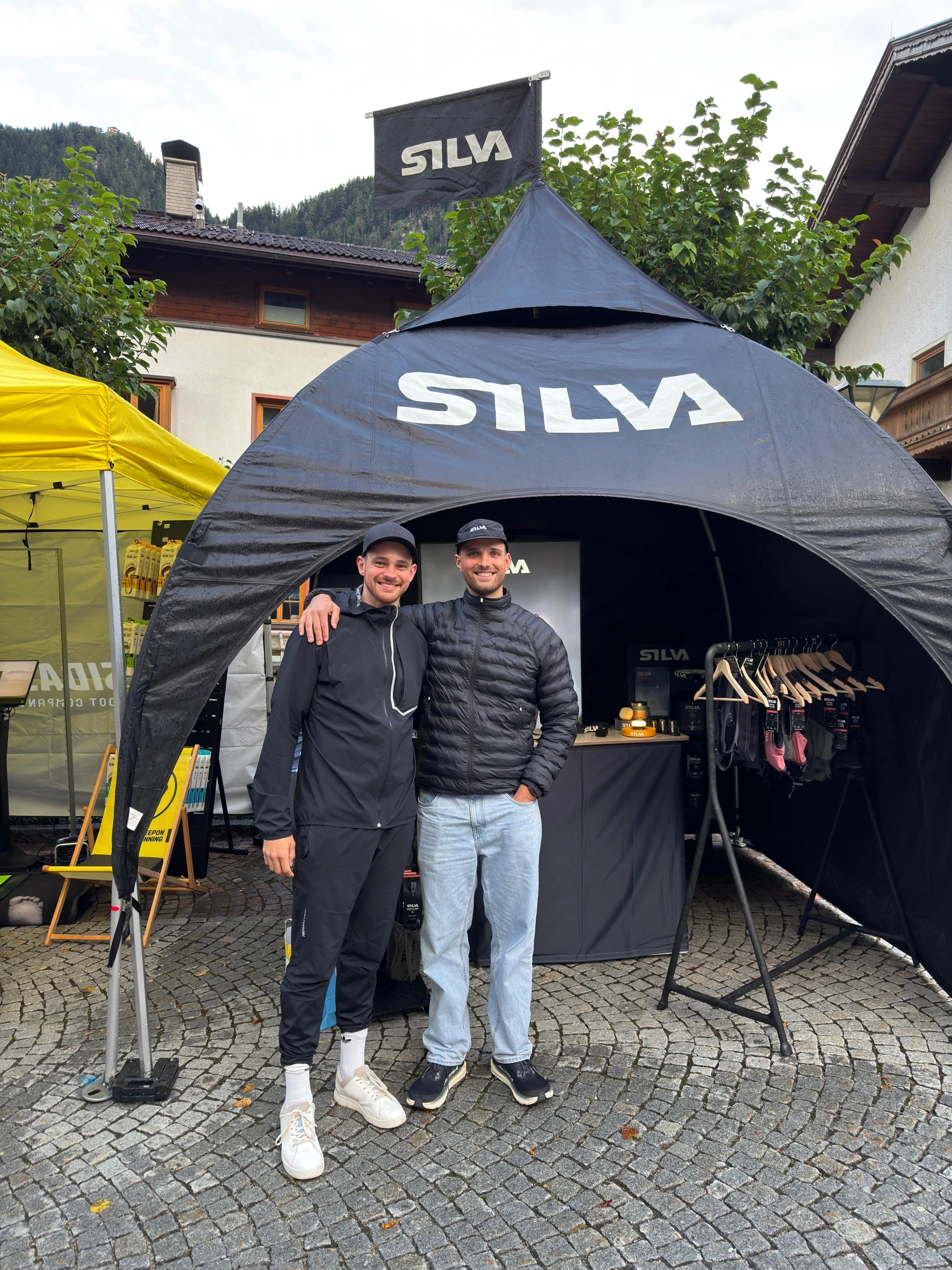 Bild von zwei M&auml;nnern vor einem Silva Zelt