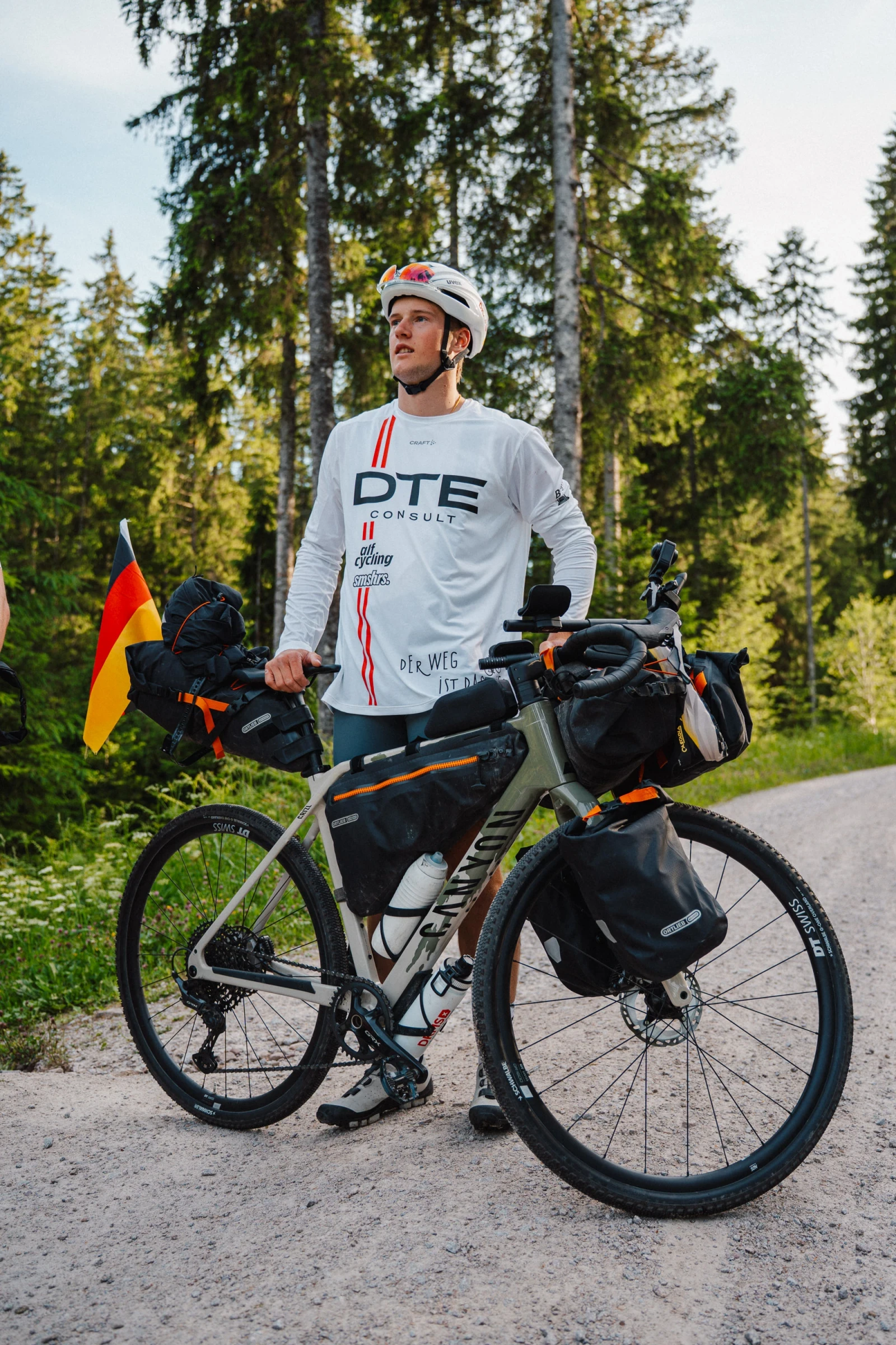 Phil mit seinem Fahrrad auf einem Forstweg