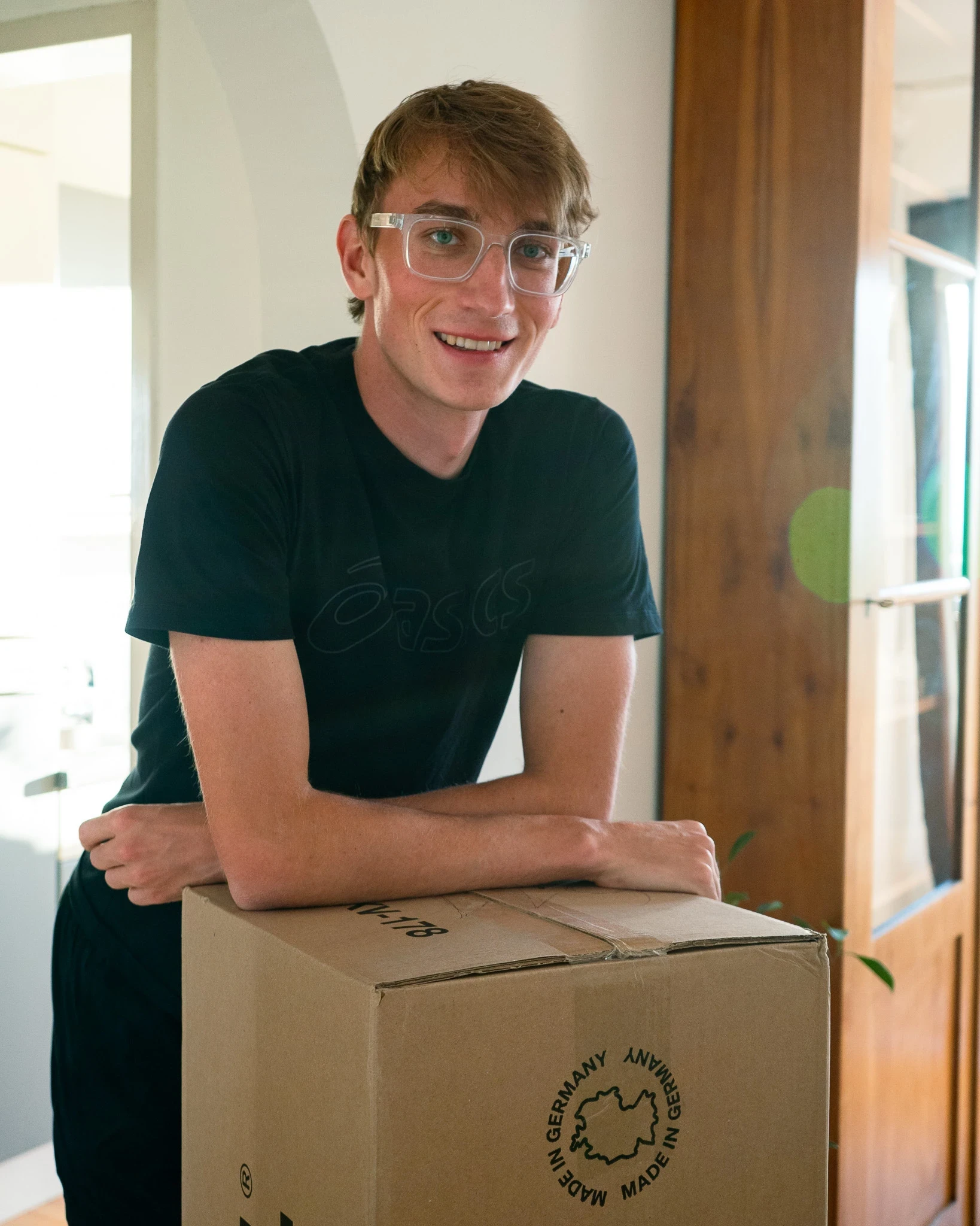 Johannes Nussbaumer abst&uuml;tzend auf einem Paket