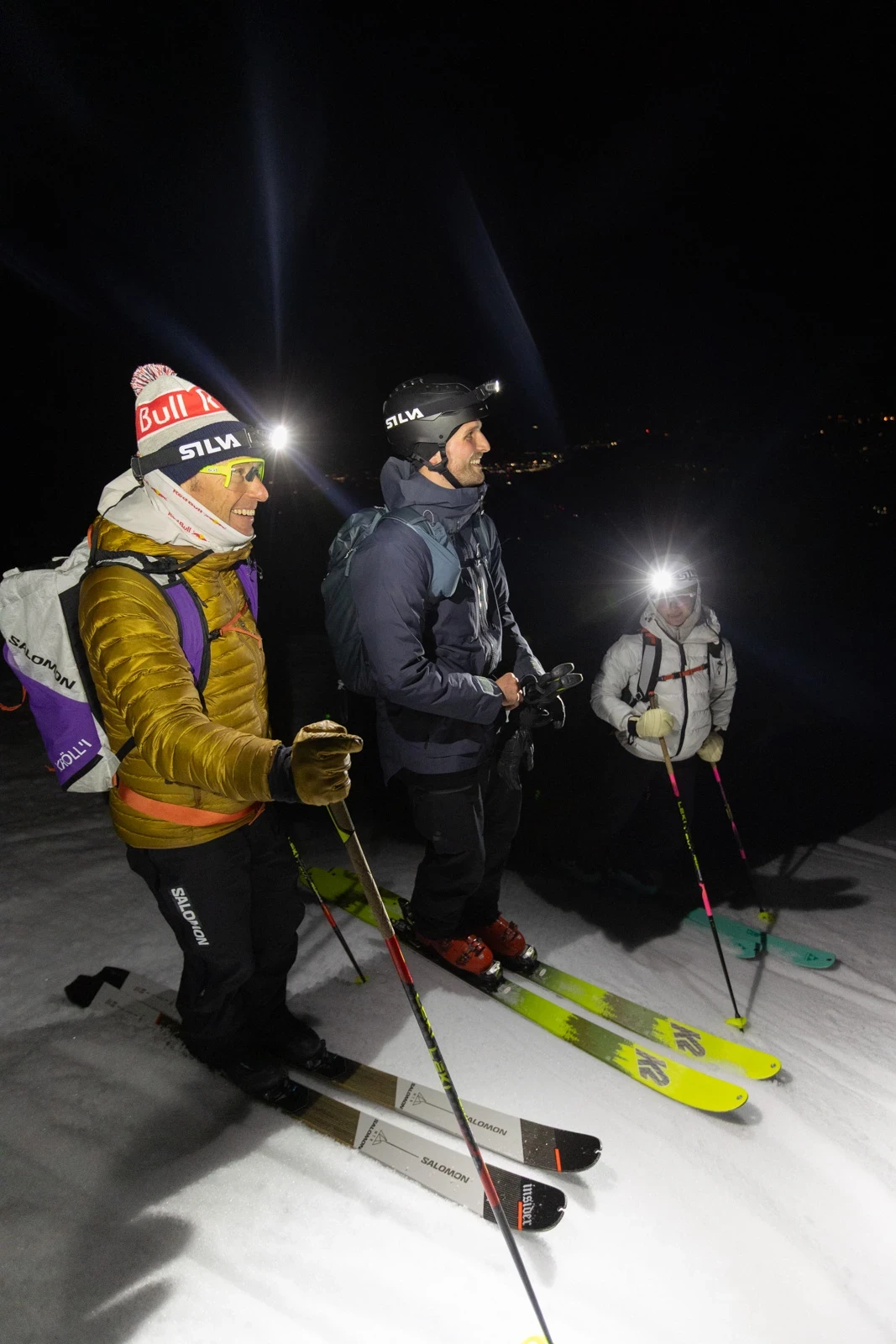 drei Skifahrer mit Strirnlampe
