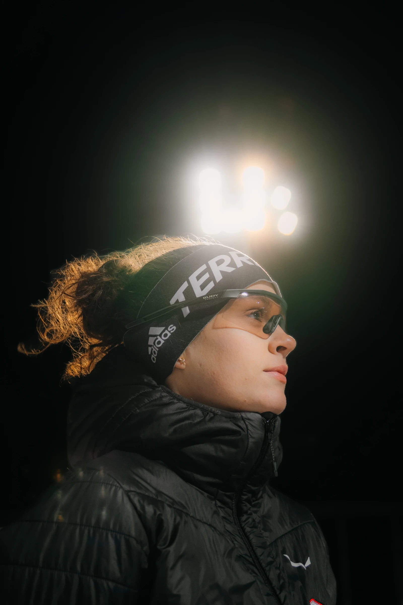 Anna Molnar mit Brille und Stirnband